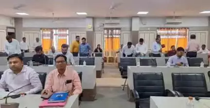 दंतेवाड़ा: दन्तेवाड़ा संयुक्त जिला कार्यालय के सभाकक्ष में साप्ताहिक समय-सीमा की बैठक आयोजित