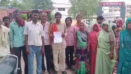 राठ: ईंट भट्ठे के मजदूरों को बिना पैसे दिए फरार हुआ भट्ठा मालिक, रिगवारा गांव के पीड़ित मजदूर पहुंचे कोतवाली