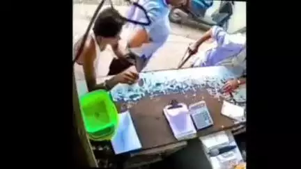 फिरोज़ाबाद: बरी चौराहे के पास मेडिकल स्टोर से ग्राहक बनकर आए शख्स ने गल्ले से उड़ाए रुपये, पूरी घटना CCTV में कैद, वीडियो वायरल