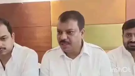 नेपानगर: नेपानगर क्षेत्र के आदिवासी नेता और जनप्रतिनिधि नेता प्रतिपक्ष उमंग सिंगार व पूर्व मंत्री अरुण यादव से मिलने पहुंचे