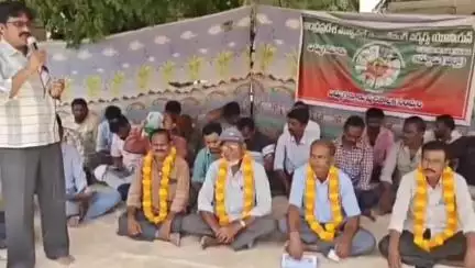 ఎమ్మిగనూరు: ఎమ్మిగనూరులో సమాన పనికి సమానం వేతనం, ప్రభుత్వ సంక్షేమ పథకాలు వర్తింపజేయాలని ఇంజనీరింగ్ కార్మికులు నిరసన..