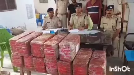 बंजरिया: बंजरिया पुलिस ने सोमवार को शंकर ढाबा के पास ट्रक पर लदे 125 किलो 797 ग्राम गांजा के साथ चालक और उप चालक को किया गिरफ्तार
