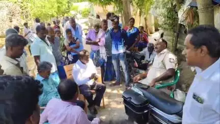 திருவெண்ணைநல்லூர்: அரசூர் பகுதியில் சாலையை ஆக்கிரமித்து கட்டப்பட்டிருந்த குடியிருப்பில் அகற்ற வந்த அதிகாரிகளால் பரபரப்பு
