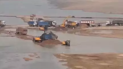 बबेरू: दांदौ यमुना नदी में मानक को ताक पर रखकर किया जा रहा अवैध बालू का खनन, बीच जलधारा में हो रहा अवैध खनन
