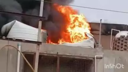 हाथरस: सदर के तरफरा में डिस्पोजल गिलास बनाने वाली फैक्ट्री में लगी भीषण आग, तीन फायर ब्रिगेड की गाड़ियां आग बुझाने में जुटी