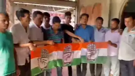 অমরপুর: গর্জি কংগ্রেস দলের এক ঘরোয়া সভায় ১০ পরিবারের ৩৪ জন ভোটার বিজেপি, CPIM ও তিপ্রা মথা দল ত্যাগ করে ৩৪জন কংগ্রেস দলে যোগ