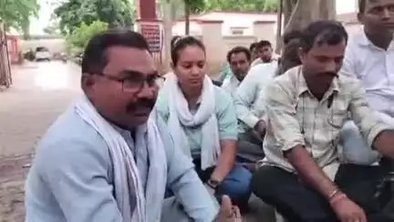खागा: हथगांव थाने में पत्रकारों से अभद्रता के बाद धरने पर बैठे पत्रकार, SI के खिलाफ सक्षम अधिकारियों से कार्रवाई की मांग