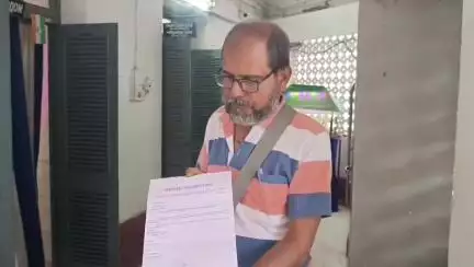 মোহনপুর: ব্যাংক থেকে হারিয়ে যাওয়া চেকের অর্থ রাশি ফেরত পেলেন গ্রাহক,পশ্চিম থানায় জানান ওসি পরিতোষ দাস