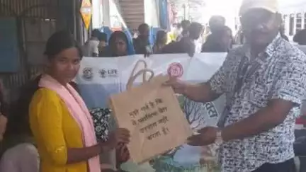 झाझा: पर्यावरण संरक्षण को लेकर झाझा रेलवे स्टेशन पर रेलयात्रियों के बीच सीएचआई ने किया थैला वितरण