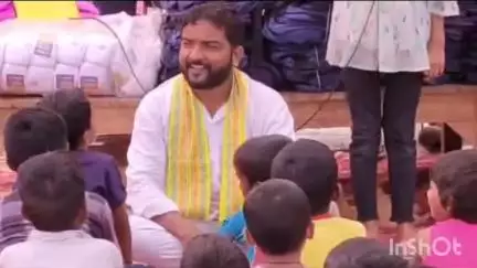 भानपुर: सामाजिक संस्था ने सलटौआ गोपालपुर के शाहपुर में नन्हे बच्चों को निशुल्क जूता, मौजा और बैग का वितरण किया