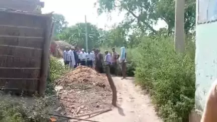 मोतिहारी: बहादुरपुर पंचायत के खजुरिया गांव में सड़क के अतिक्रमण का सीओ ने किया निरीक्षण