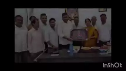 गोला गोकरणनाथ: गोला नगर में शिवम ट्रेडर्स के ऑफिस के उद्घाटन पर नपा की पूर्व अध्यक्ष मीनाक्षी अग्रवाल ने दी बधाई