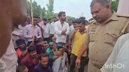 कप्तानगंज: कप्तानगंज कोटवा गांव के मंदिर के महंत पर धारदार हथियार से हमला, दानपात्र की लूट का आरोप, ग्रामीणों ने थाने का किया घेराव