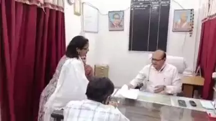 करेरा: दिनारा हायर सेकंडरी स्कूल की पूर्व प्राचार्य ने बीईओ पर मानसिक प्रताड़ना का आरोप लगाया, एसडीएम को ज्ञापन सौंपा