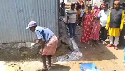 মোহনপুর: দক্ষিণ জয়নগর এলাকায় ৩৬ নং ওয়ার্ডের উদ্যোগে ওই এলাকায় রোগ প্রতিরোধের জন্য ব্লিচিং পাউডার ছড়ানো হয়