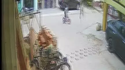 बरेली: थाना प्रेम नगर क्षेत्र के राजेंद्र नगर में गली में साइकिल चला रही बच्ची पर चढ़ी कार, घटना का सीसीटीवी हुआ वायरल