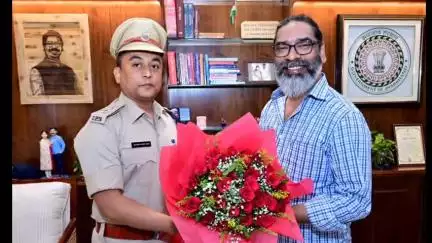 लोहरदगा: लोहरदगा पुलिस अधीक्षक सादिक अनवर रिजवी ने झारखंड के सीएम हेमंत सोरेन से की मुलाकात