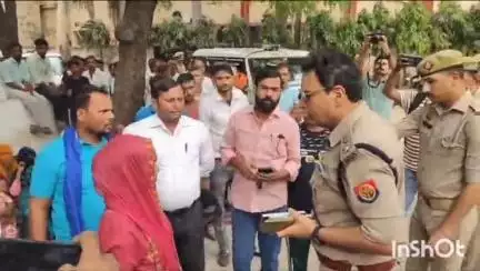 मुज़फ्फरनगर: माँ की गुहार सुनकर कार्यालय से बाहर आए SSP, 48 घंटे में आरोपियों की गिरफ्तारी के लिए CO व थाना प्रभारी को दिए आदेश