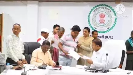 कलेक्टर ने जनदर्शन में आमजनों की विभिन्न समस्याएं सुनी, 26 आवेदन हुए प्राप्त