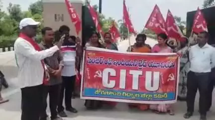 గద్వాల్: జిల్లాలో వసతి గృహ కార్మికులకు పెండింగ్లో ఉన్న జీతాలు వెంటనే చెల్లించాలి: CITU జిల్లా అధ్యక్షుడు A.వెంకటస్వామి