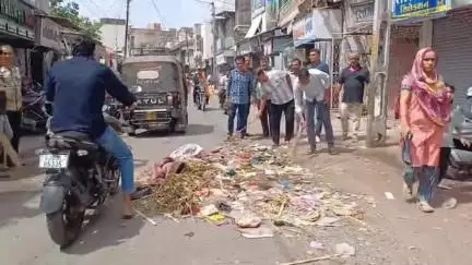 ધોરાજી: શહેરમાં યોગ્ય સાફ સફાઈ ન થતાં સ્થાનિક વેપારીઓ અને લોકોને ધોરાજી શહેરમાં જાતે સાફ-સફાઈ કરવાની ફરજ પડી
#jansamasya