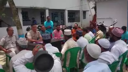 হেমতাবাদ: বকরিদকে সামনে রেখে হেমতাবাদ থানায় আয়োজিত বৈঠক