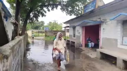 ইটাহার: অল্প বৃষ্টিতেই জলমগ্ন ইটাহার স্কুল পাড়ায় SI অফিসের সামনের রাস্তা, প্রশাসনের বিরুদ্ধে উদাসীনতার অভিযোগ #jansamasya