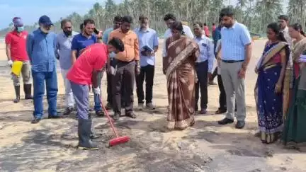 கல்குளம்: கோடிமுனை கடற்கரையில் மணலில் கலந்துள்ள பிளாஸ்டிக் துகள்கள் அகற்றும் பணியை நேரில் ஆய்வு மேற்கொண்ட கலெக்டர் அழகுமீனா