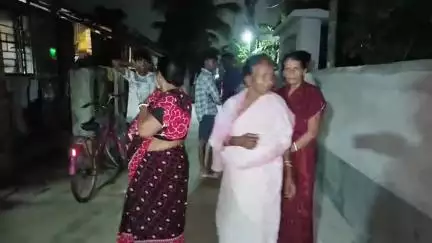 বারাসাত ১: দত্তপুকুরে সারমেয়ের ব্যবসার জেরে গন্ধে অতিষ্ঠ স্থানীয়রা, ব্যবসায়ীর বাড়ির সামনে বিক্ষোভ স্থানীয়দের