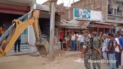 कटोरिया: कटोरिया बाजार में अतिक्रमण के विरुद्ध प्रशासनिक टीम का अभियान, जेसीबी से हटवाया अतिक्रमण