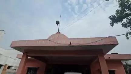 डुमरियागंज: निराश्रित गोवंशों के लिए चलेगी रोटी वैन गाड़ी, नगर पंचायत डुमरियागंज के अधिशासी अधिकारी ने गाड़ी को दिखाई हरी झंडी