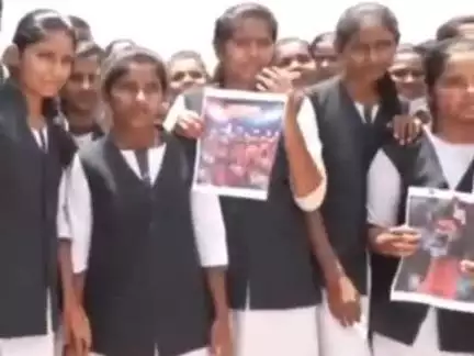 ಚಿಕ್ಕಬಳ್ಳಾಪುರ: ನಮ್ಮ ಬ್ಲೆಡ್ ನಲ್ಲಿ ಆರ್ ಬಿಸಿಯಂತೆ ಆರ್ ಸಿ ಬಿ ಇದೆ,ನಗರದಲ್ಲಿ ವಿದ್ಯಾರ್ಥಿಗಳು ಆರ್ ಸಿಬಿ ತಂಡಕ್ಕೆ ಶುಭ ಹಾರೈಕೆ