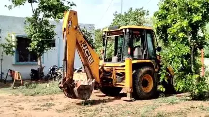 नरवर: ग्राम इंदरगढ़ में अवैध रूप से खुदाई करने के मामले में खनिज विभाग ने JCB मशीन को किया ज़ब्त