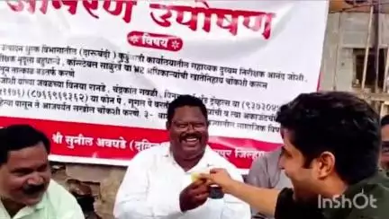बार्शी: तहसील कार्यालयासमोरील दलित महासंघाचे आमरण उपोषण तहसीलदार यांच्या आश्वासनानंतर स्थगित