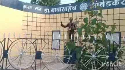येवला: डॉक्टर बाबासाहेब आंबेडकर पुतळ्यासमोर सुरू असलेल्या काँक्रिटीकरणाची माजी नगरसेवक दत्ता निकमसह इतरांकडून पाहणी