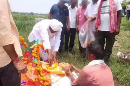 तोपचांची: JMM तोपचांची प्रखंड उपाध्यक्ष दिनेश कुमार महतो के पिता का निधन, टुंडी विधायक मथुरा प्रसाद महतो ने शोक व्यक्त किया