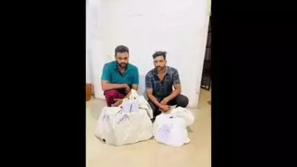 ഹൊസ്ദുർഗ്: ട്രക്കില്‍ കടത്താൻ ശ്രമിച്ച 28 ലിറ്റർ പുതുച്ചേരി നിർമ്മിത വിദേശമദ്യവുമായി മാവുങ്കാലിൽ നിന്നും രണ്ട് പേർ പിടിയിൽ