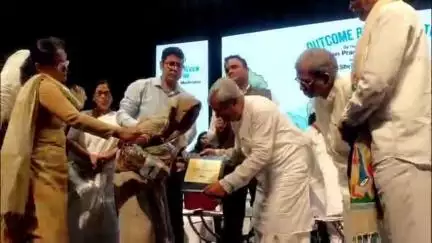 মেদিনীপুর: মেদিনীপুরে পঞ্চায়েত ও গ্রামোন্নয়ন দপ্তরের রিভিউ মিটিং শেষে বিভিন্ন প্রকল্পের সুবিধা তুলে দেওয়া হলো উপভোক্তাদের হাতে