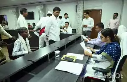 बैकुंठपुर: कोरिया के कलेक्टर चंदन त्रिपाठी ने जिले में लंबित राजस्व प्रकरणों के निराकरण के लिए दिए निर्देश