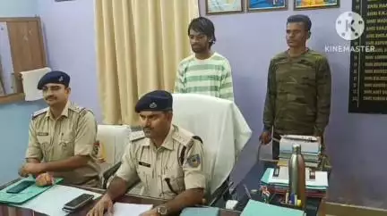 खूंटी: हेम्ब्रम बाजार से कई मामलों में फरार अभियुक्त देशी कट्टा और एक गोली के साथ गिरफ्तार