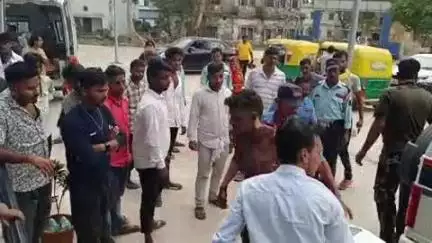 बिहार: वियावानी रोड पर नव निर्मित मकान में बिजली के करंट से झुलसा युवक, पुलिस ने मॉडल अस्पताल में कराया भर्ती