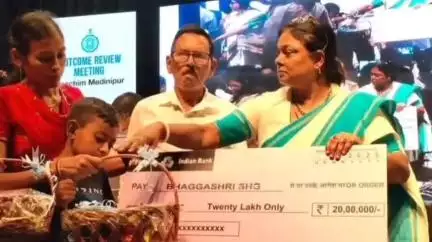 খড়গপুর ১: কাজের অগ্রগতির মান খতিয়ে দেখতে জেলা সফরে পঞ্চায়েত ও গ্রামোন্নয়ন বিভাগের সচিবরা,তুলে দেয়া হলো প্রকল্পের সুবিধা