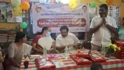 காட்பாடி: தாராபடவேடு துவக்க பள்ளியில் அங்கன்வாடி மைய குழந்தைகளுக்கு சீருடைகள் மற்றும் பாடப்புத்தகங்களை ஆட்சியர் எம்பி வழங்கினார்