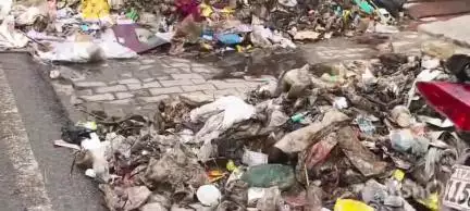 बलिया: कासिम बाजार में 10 दिनों से फैली गंदगी, बीमारियों का खतरा बढ़ा,  दुकानदार और ग्राहक दोनों परेशान  #jansamasya