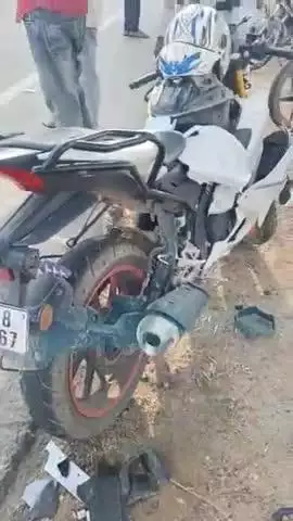 నిర్మల్: నర్సాపూర్ మండల కేంద్రంలో ట్రాక్టర్ బైక్ ఢీకొని ఒకరికి తీవ్ర గాయాలు