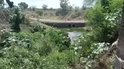 मोर्शी: डोमक येथे गावात शेजारी नाल्यावर संरक्षण भिंत टाकण्याची मागणी घेऊन नागरिकांचे उपोषण#jansamasya