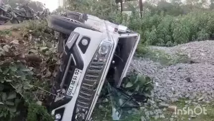 चंवारीडांड में बोलेरो अनियंत्रित होकर पलटी, चालक को आई हल्की चोट