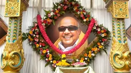 தருமபுரி: நத்த அள்ளி பகுதியில் முன்னாள் முதல்வர் கருணாநிதி 102-ஆவது பிறந்தநாள்  தர்மபுரி எம்பி மணி  பொதுமக்களுக்கு இனிப்பு வழங்கப்பட்டது