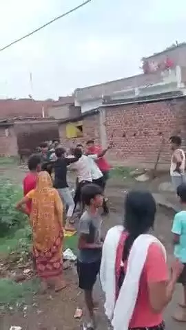 घोसी: गोलकपुर गांव में दो पक्षों के बीच जमकर मारपीट, वीडियो हुआ वायरल