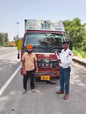 अम्बाला: लेन ड्राइविंग नियमों का उल्लंघन करने पर यातायात पुलिस अम्बाला ने 62 भारी वाहनों के काटे चालान